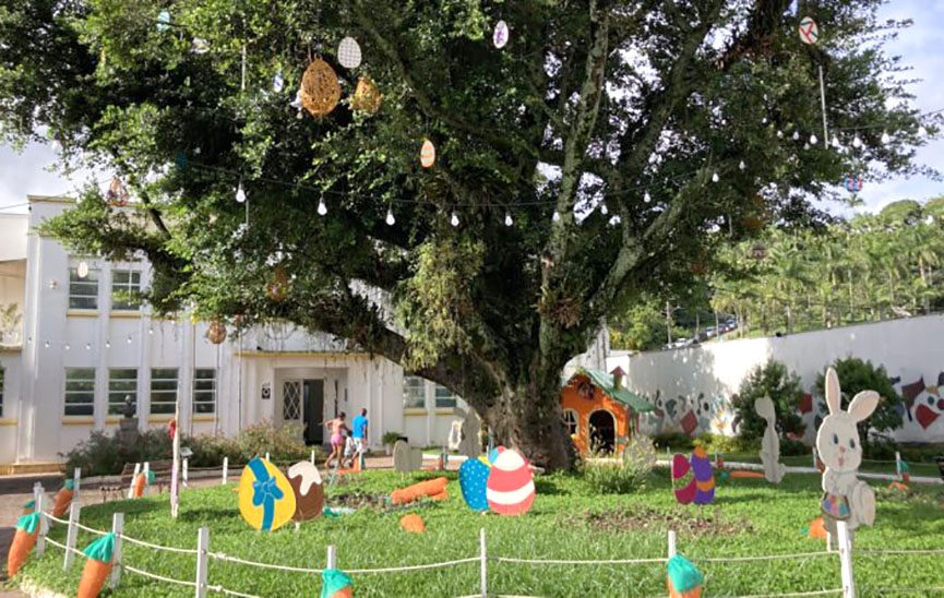 Decora��o de P�scoa � furtada e danificada na pra�a do Centro de Gaspar 