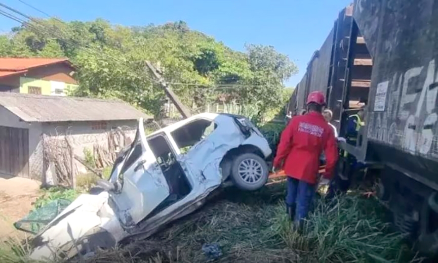 Trem atinge carro e deixa m�e e beb� feridos entre Araquari e S�o Francisco do Sul