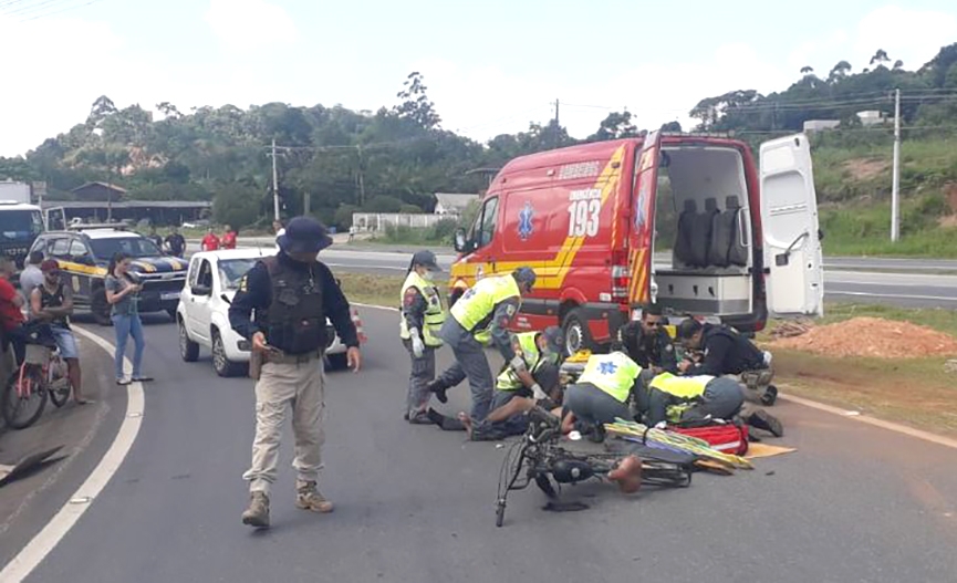Carro e bicicleta motorizada colidem e jovem fica ferido no acesso ao Arraial, em Gaspar