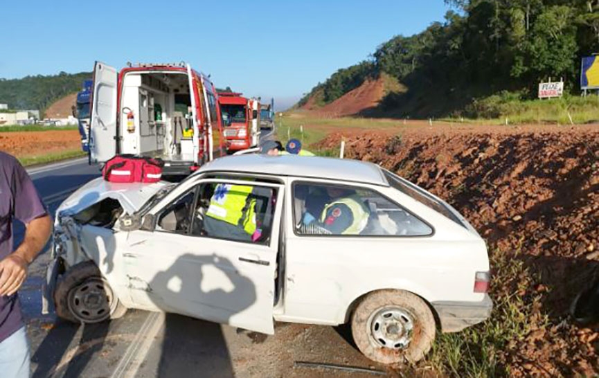 Carro e caminh�o colidem e mulher fica ferida na BR-470, em Gaspar