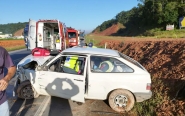 Carro e caminhão colidem e mulher fica ferida na BR-470, em Gaspar