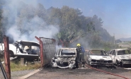 Incêndio atinge carros em ferro velho na BR-470, em Gaspar
