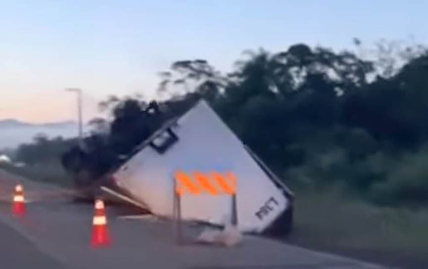 Caminh�o tomba �s margens da BR-470, em Gaspar