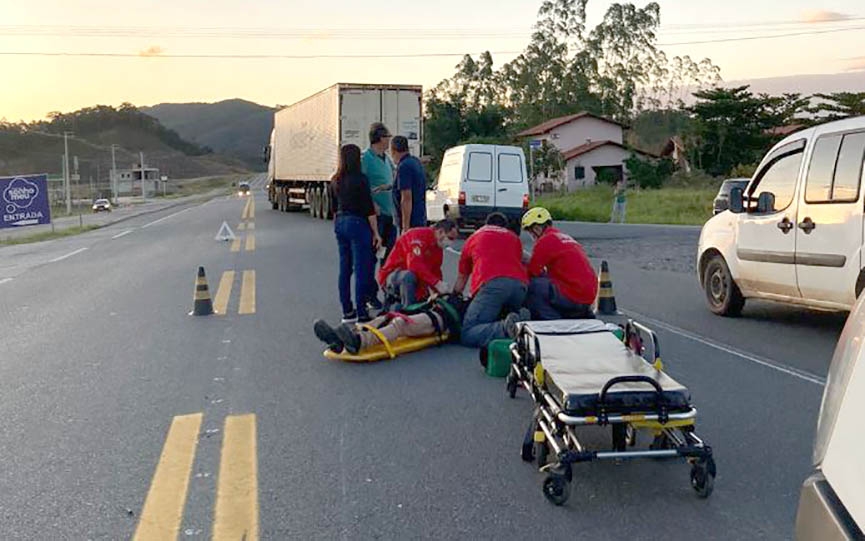 Homem fica ferido em acidente de moto em Ilhota