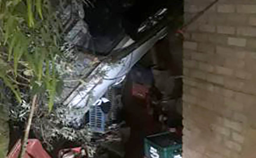 Carro cai em barranco ap�s mulher perder controle da dire��o no Santa Terezinha, em Gaspar