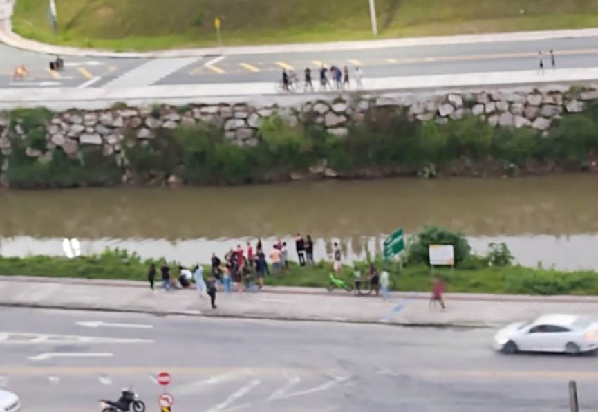 Carro de motorista de aplicativo cai no rio em Brusque e PM constata embriaguez ao volante