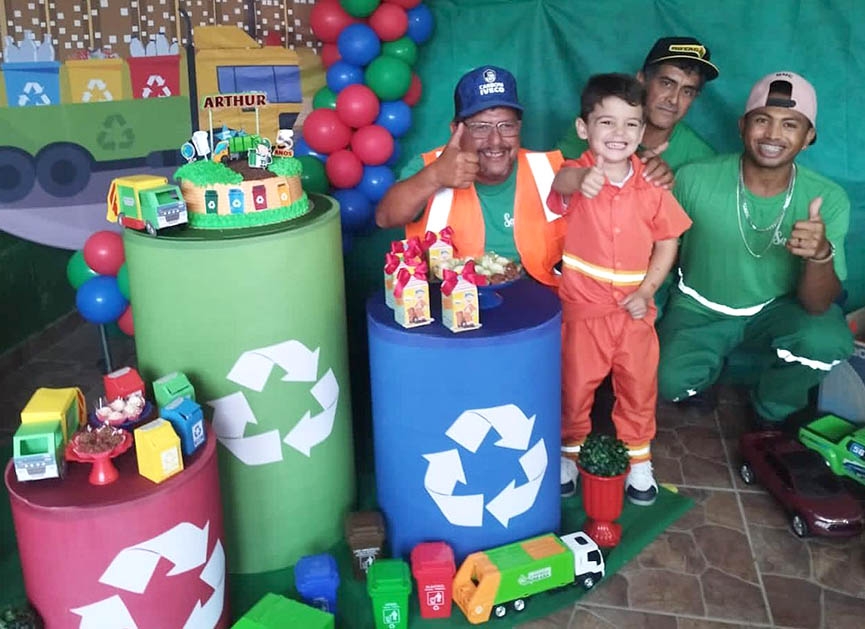 Menino de Gaspar ganha festa com o tema 'coleta seletiva' e passeia no caminhão do lixo