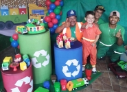 Menino de Gaspar ganha festa com o tema 'coleta seletiva' e passeia no caminh�o do lixo 