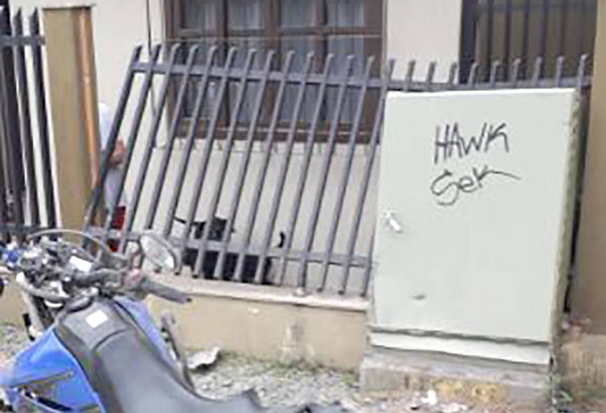 Homem perde controle de moto e colide contra muro de casa no Gaspar Grande