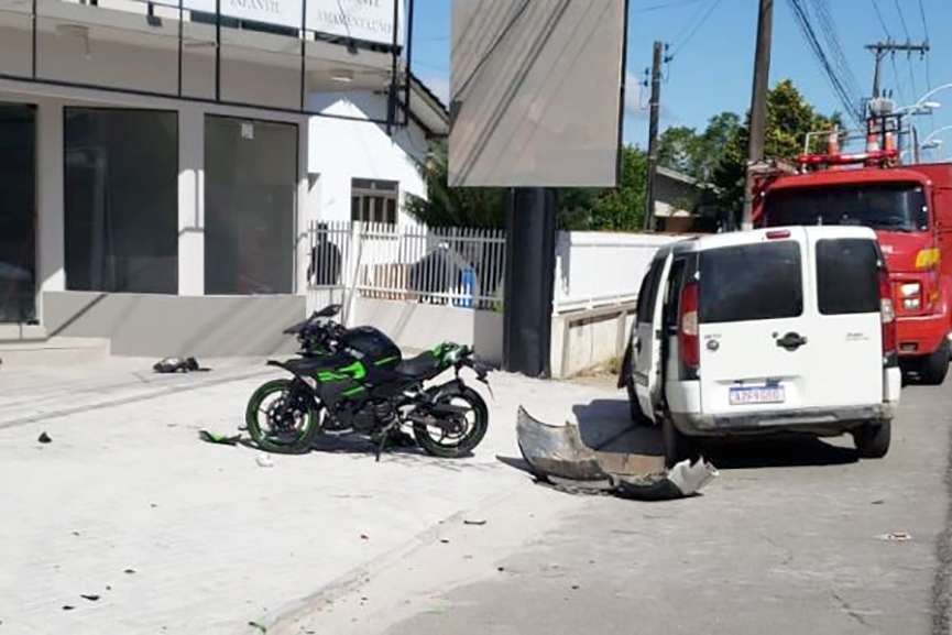 Homem fica gravemente ferido ap�s ser projetado e bater contra parede de loja no Centro de Ilhota