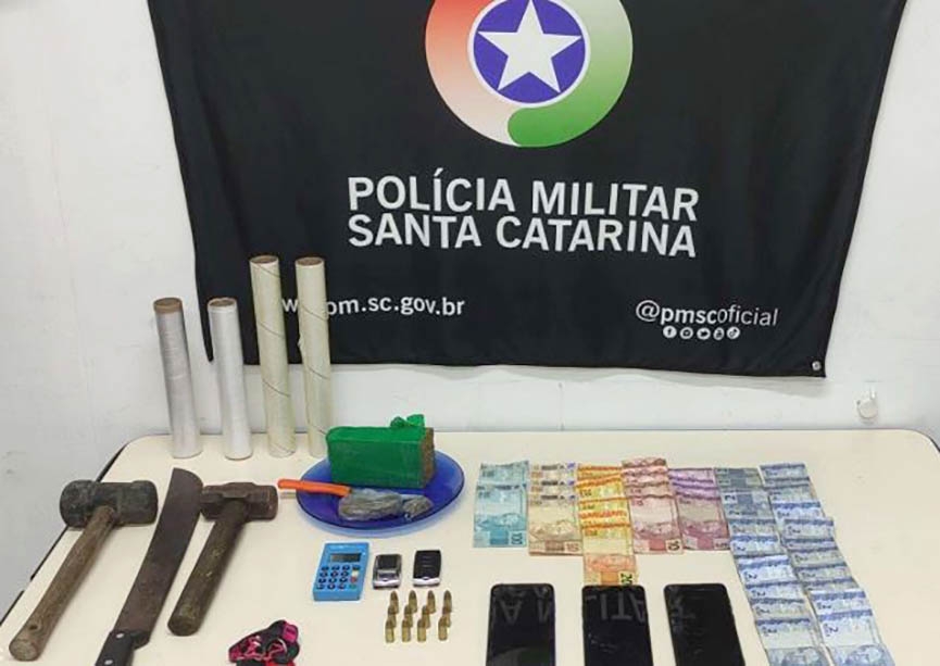 PM flagra casal vendendo drogas e prende tr�s pessoas em Ilhota