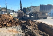 Secretaria de Obras de Gaspar executa amplia��o da drenagem na rua Anfil�quio Nunes Pires