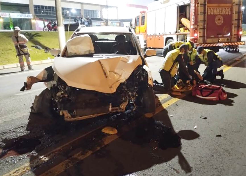 Homem colide carro contra poste em frente ao quartel dos bombeiros de Gaspar