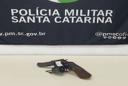 Homem � preso ap�s tentar entrar com arma e droga em festa no Bateias, em Gaspar