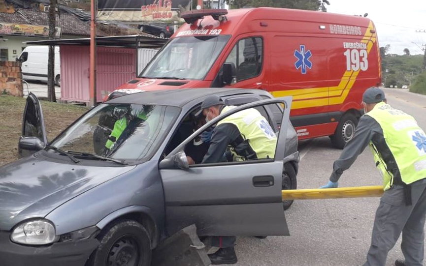 Colis�o traseira entre carros deixa dois feridos na Rodovia Ivo Silveira, em Gaspar