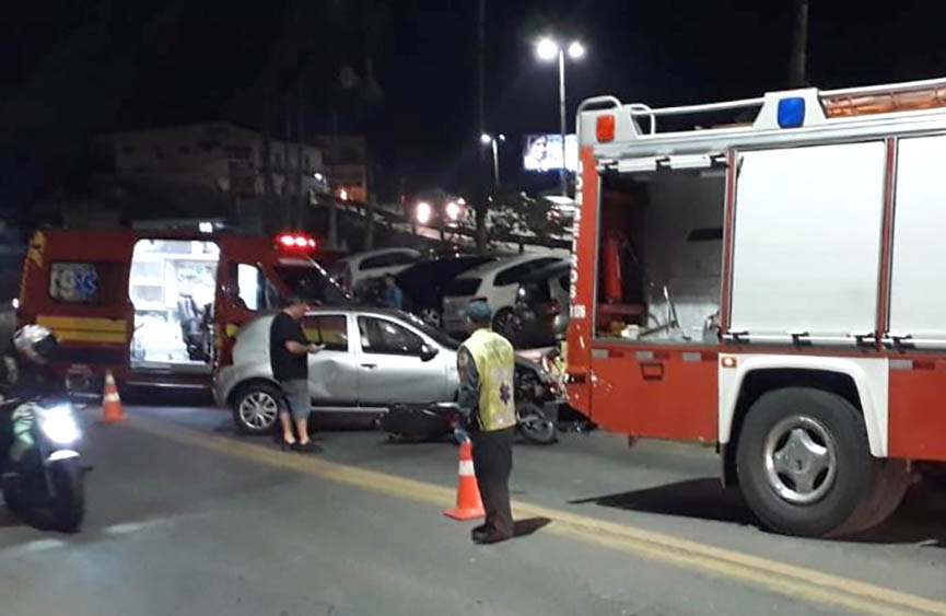 Mulher � hospitalizada ap�s acidente de moto no Centro de Gaspar
