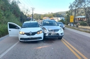Motorista causa acidente ao tentar cruzar a Rodovia Ivo Silveira, em Gaspar
