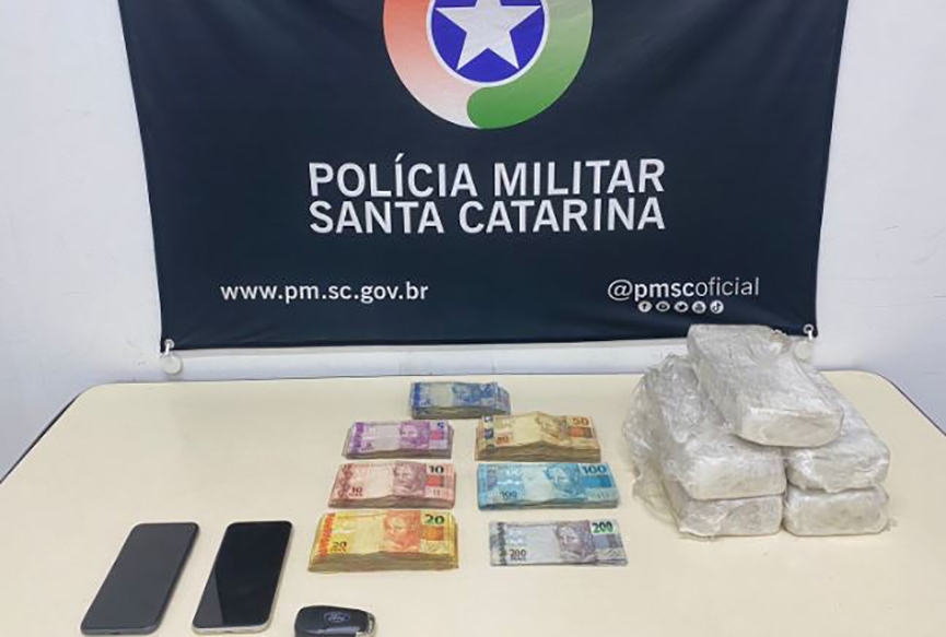 PM prende em Gaspar homem com 6,5kg de crack e quase R$12 mil em dinheiro a caminho de Blumenau