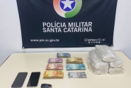 PM prende em Gaspar homem com 6,5kg de crack e quase R$12 mil em dinheiro a caminho de Blumenau