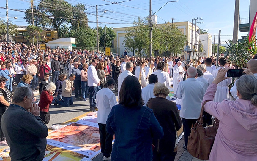Igreja Matriz prepara prociss�o de Corpus Christi com 900m de tapetes no Centro de Gaspar