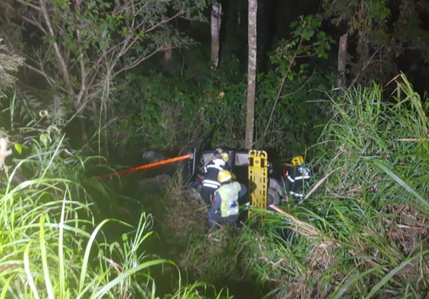 Carro cai em ribanceira e fica escorado em �rvores ap�s colis�o frontal na Ivo Silveira, em Gaspar