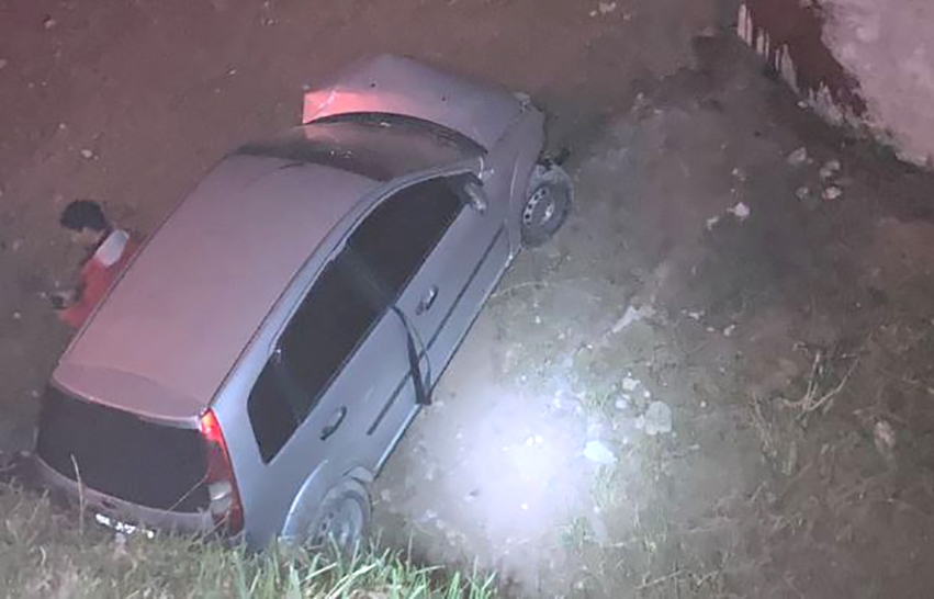 Tr�s pessoas ficam feridas ap�s carro sair da pista na BR-470, em Ilhota