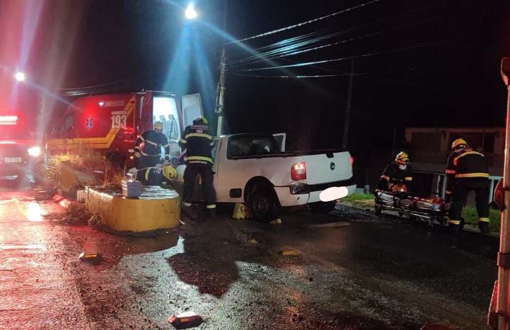 Motorista colide carro contra ilha de seguran�a no Santa Terezinha, em Gaspar