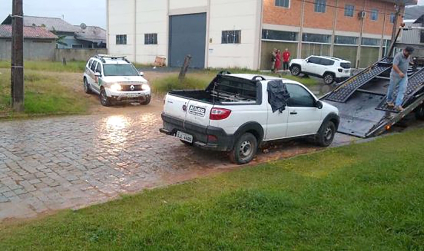 Homem � preso ap�s ser flagrado dirigindo carro roubado em Gaspar