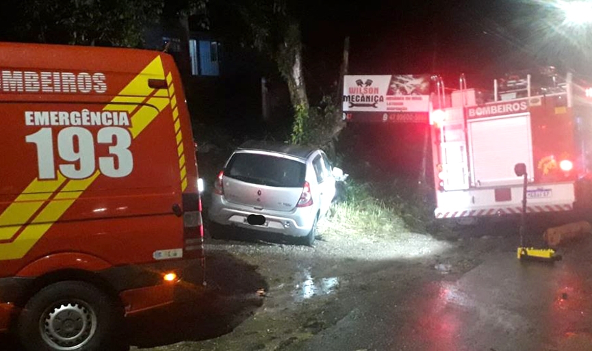 Jovem fica ferida em acidente entre carros na Ivo Silveira, em Gaspar
