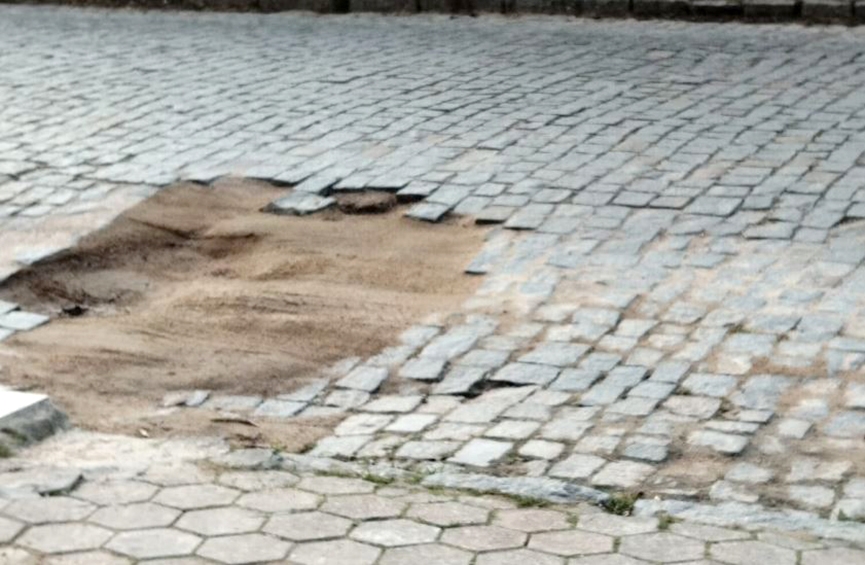 Moradores pedem conserto de rua de Gaspar danificada em servi�o do Samae