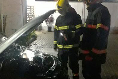 Motor de ve�culo pega fogo no bairro Coloninha, em Gaspar