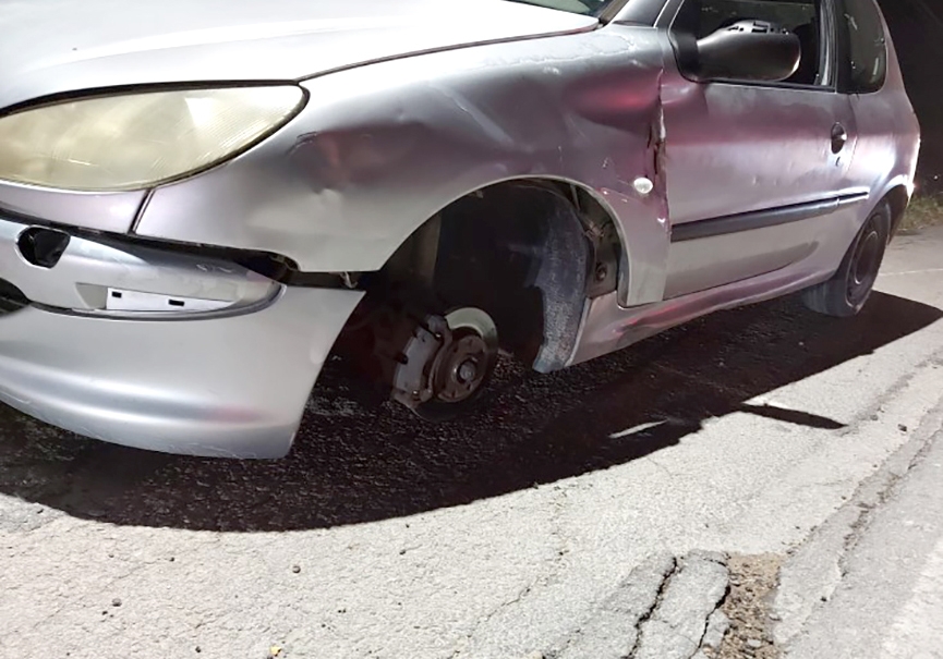 Pneu se solta de carro em movimento, atinge moto e deixa duas pessoas feridas em Gaspar