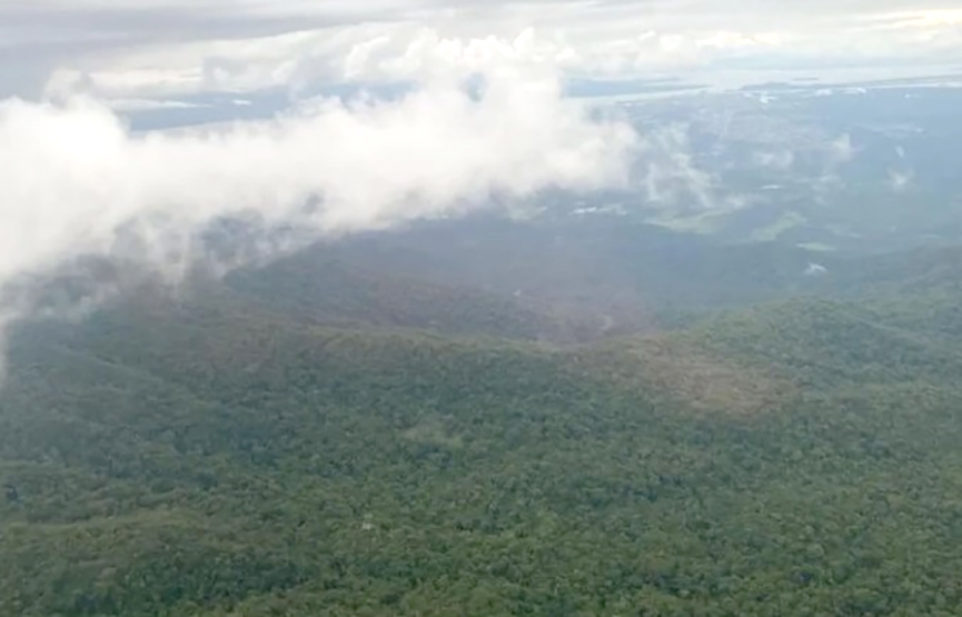 Força Aérea busca avião bimotor que sumiu na Serra do Mar no Paraná, próximo à divisa com SC