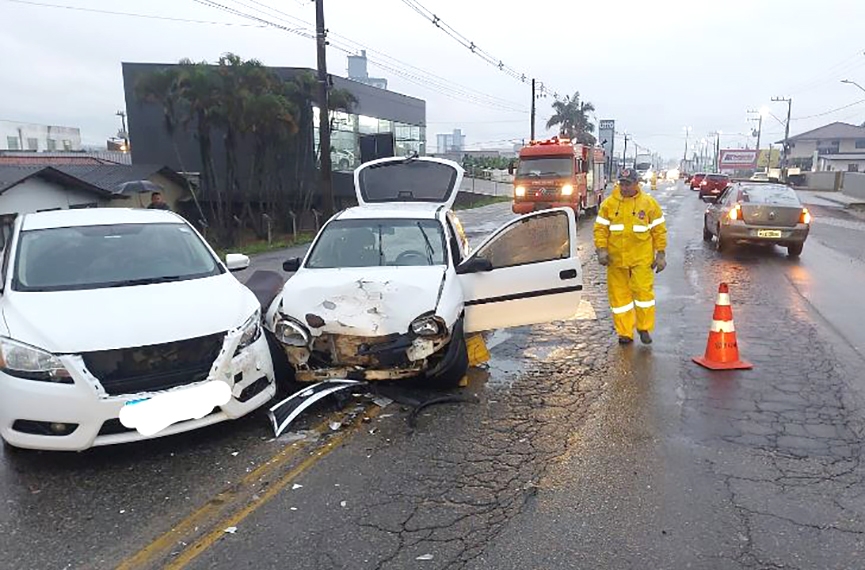 Colisão entre carros deixa uma pessoa ferida na Ivo Silveira, em Gaspar