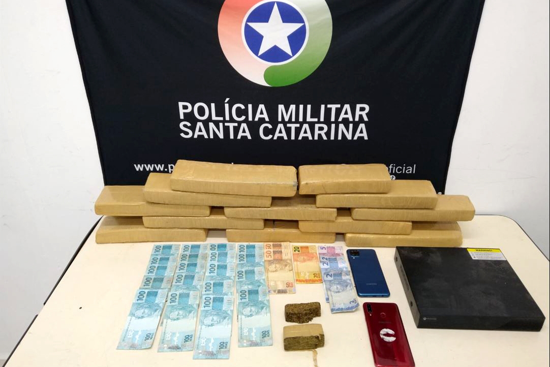 Duas pessoas s�o presas por tr�fico de drogas no bairro Santa Terezinha