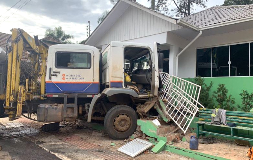 Caminh�o invade posto de sa�de e deixa v�timas em estado grave no Oeste Catarinense