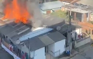 V�deo mostra grande inc�ndio que atingiu quatro quitinetes no Bela Vista, em Gaspar