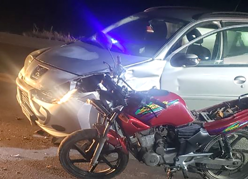Carro e moto colidem na Ponte de Ilhota, no acesso � BR-470