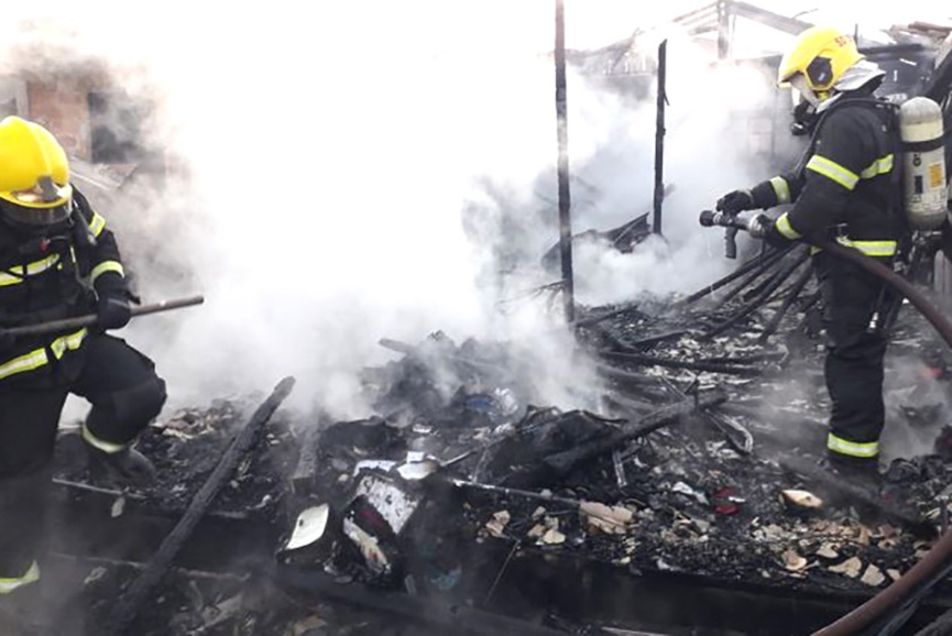 Inc�ndio destr�i casa no bairro Sete de Setembro, em Gaspar