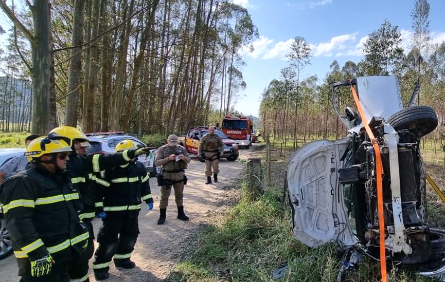 Carro capota e duas pessoas ficam feridas no bairro Lagoa, em Gaspar