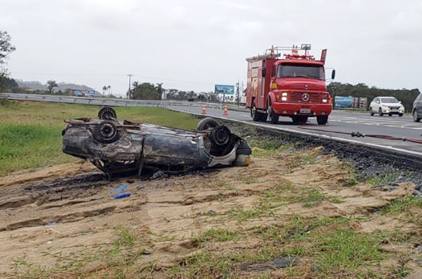 Carro pega fogo ap�s acidente na BR-470, em Ilhota