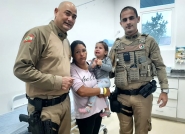 Policiais de Gaspar reanimam crian�a desmaiada no bairro Figueira, em Gaspar