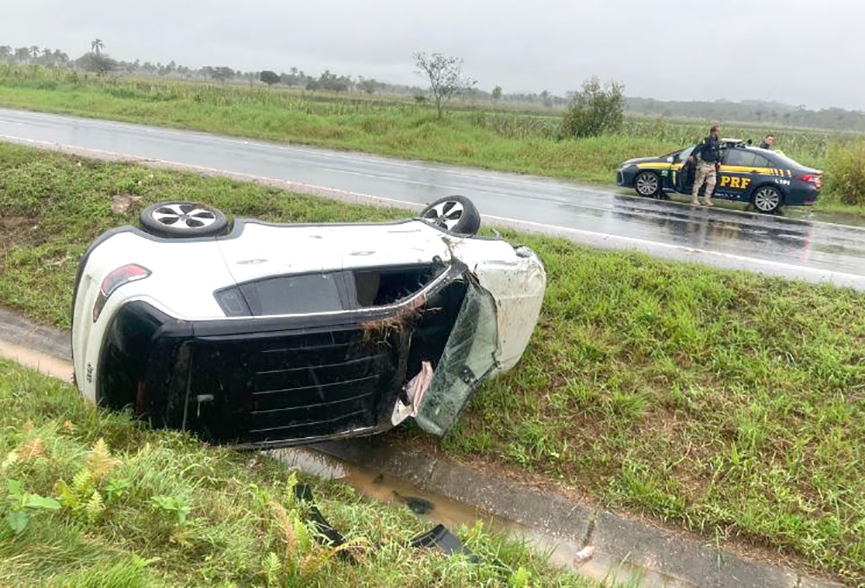 Sa�da de pista seguida de capotamento deixa homem ferido na BR-470, em Ilhota