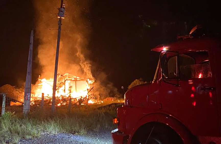 Casa � totalmente destru�da por inc�ndio em Ilhota