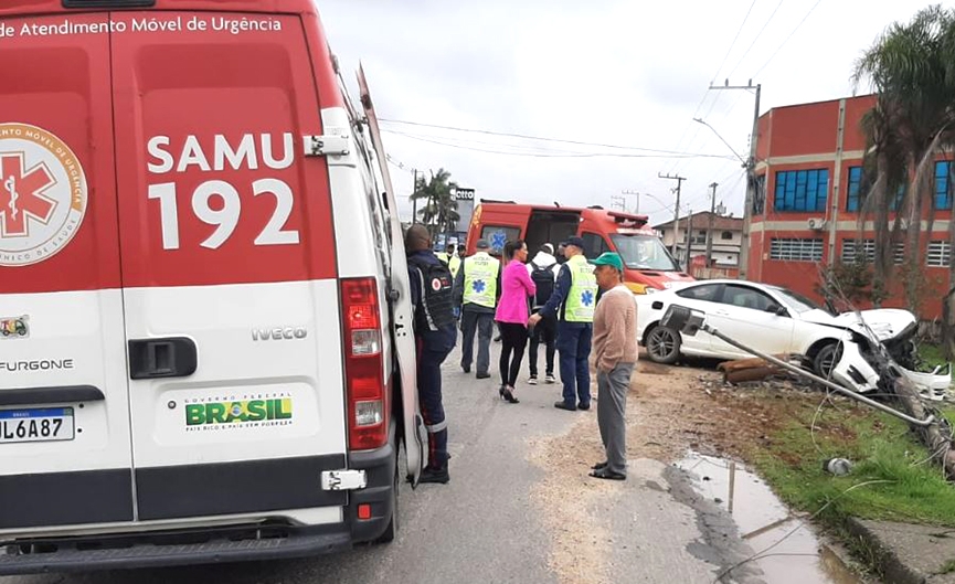 Motorista colide carro contra poste no Santa Terezinha, em Gaspar