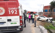 Motorista colide carro contra poste no Santa Terezinha, em Gaspar