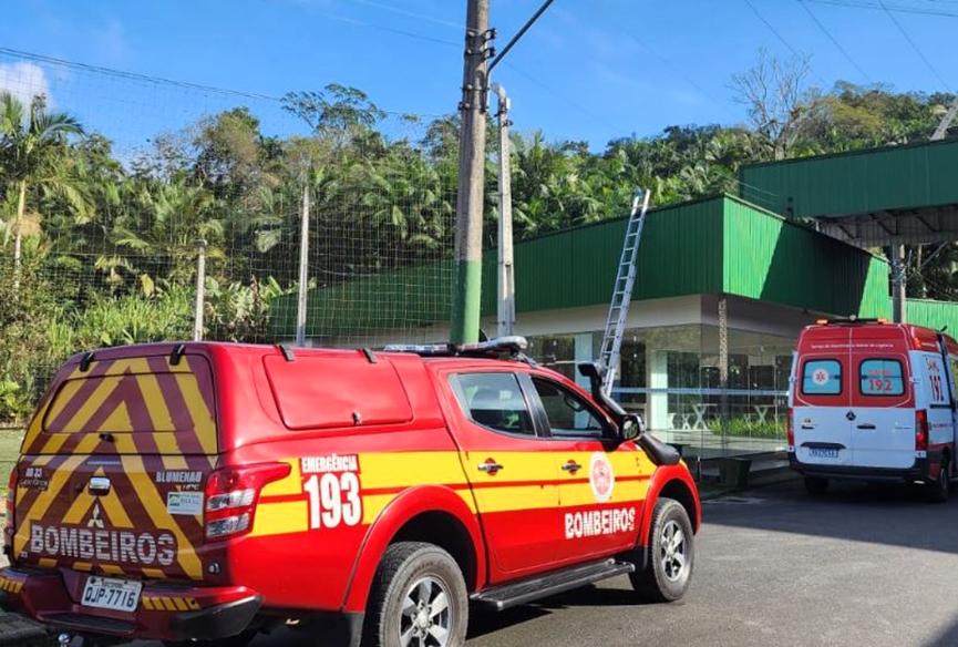 Homem sofre choque el�trico, cai de seis metros e fica gravemente ferido em Blumenau