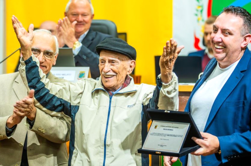 Seu Cobrinha: morador de Gaspar recebe homenagem na Cmara pelos seus 105 anos