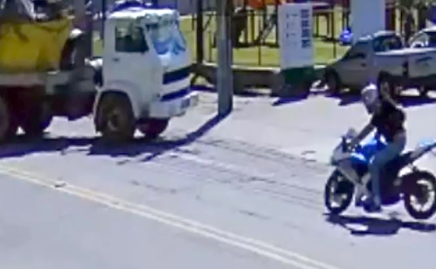 Grave acidente entre moto e caminh�o mata homem em Blumenau