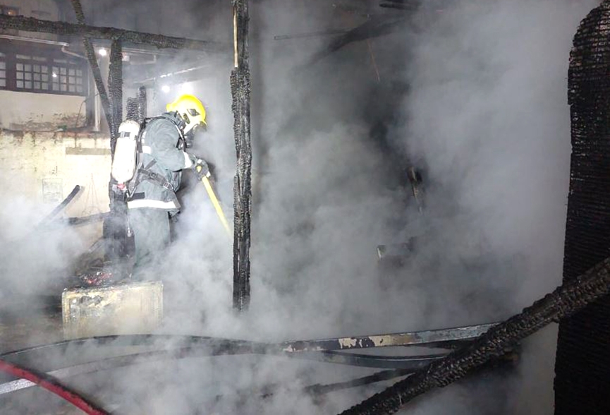 Inc�ndio de grandes propor��es destr�i casa em Blumenau